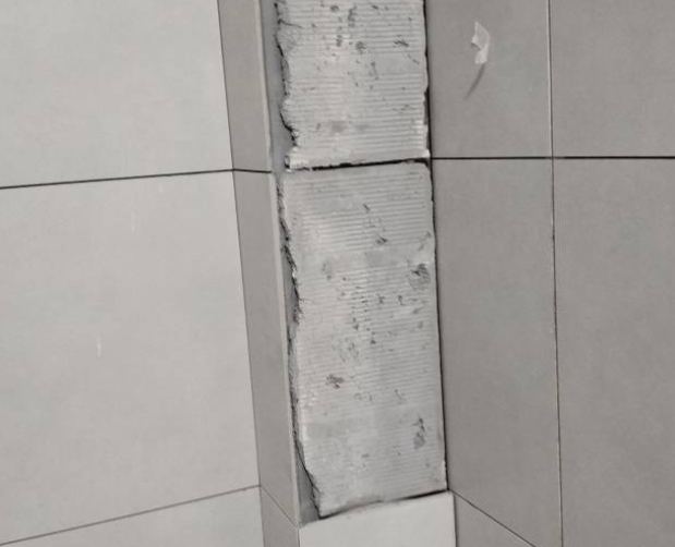 剑阁瓷砖空鼓维修公司分享下瓷砖施工前基层浇水润湿程度不足，可能导致以下问题